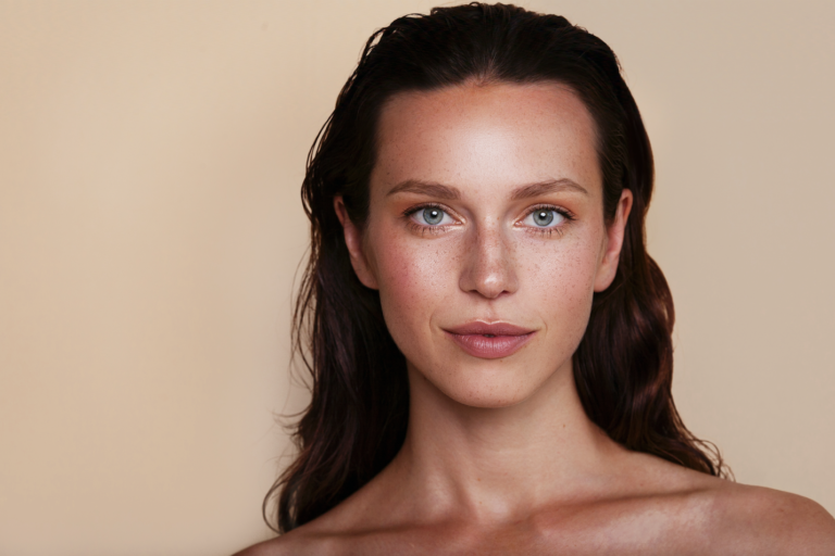 Jauna moteris po Preime dermafacial procedūros Hollywood glow